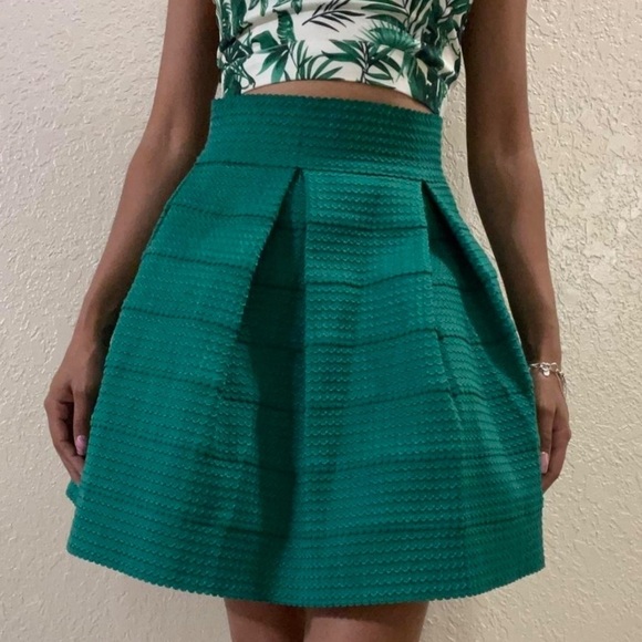 H&M Green Christmas Skirt Size L Women's Scalloped Elastic Stretchy St Patrick’s - Picture 2 of 7